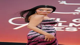أروى جودة بفستان موف وأسود وفتحة ساق جريئة بصحبة زوجها في الجونة