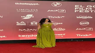 ركين سعد تخطف الأنظار بفستان كيوي جريء ومجوهرات ضخمة في الجونة