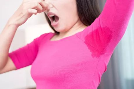 سبب رائحة العرق الكريهة بعد الولادة- هل له دلالات خطيرة؟