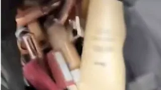 كل هذا من أجلك حبيبتي.. متظاهر فرنسي يستعرض المسروقات من أحد المتاجر الشهيرة في باريس