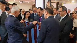 هدية مقبولة.. رئيس الوزراء يتلقى قميص "طرابزون" في معرض "تراثنا 2026"