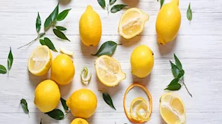 ماذا يحدث لجسمك وقلبك عند تناول الليمون يوميا؟