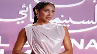 نجمات خطفن الأنظار بفساتين ميتاليك لافتة في رابع أيام مهرجان الجونة 