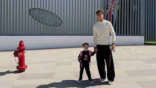 إمام عاشور يوثق أول يوم دراسة لابنته (صور)