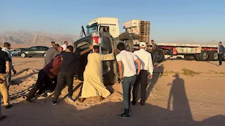 إصابة حكمدار جنوب سيناء ووفاة مدير مكتبه في حادث انقلاب سيارة على الطريق الدولي
