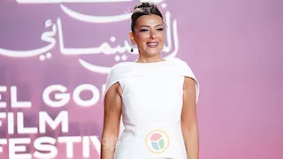 إنجي المقدم بفستان جذاب في خامس أيام مهرجان الجونة