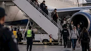 استجوابات وتفتيش.. تفاصيل جديدة عن الطائرة القادمة من تل أبيب بعد هبوطها في صوفيا