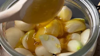 الثوم بالعسل.. وصفة قد تسبب التسمم والشلل المؤقت