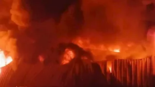 "النار مسكت في المراتب".. تفاصيل حريق هائل داخل مخزن بشبرامنت 