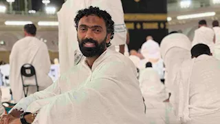 "الحمد لله".. حسين الشحات ينشر صورًا جديدة له أثناء أداء مناسك العمرة 