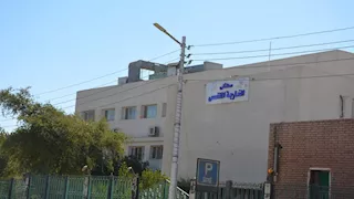 إصابة طالب بجرح قطعي في الوجه إثر مشاجرة بـ «زجاجة» داخل مدرسة بالخارجة