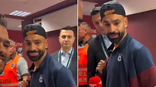 "أنا مصري يا صلاح".. مشجع يستوقف النجم لتلبيته طلبه