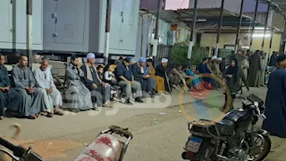 محيط مستشفى الإيمان بأسيوط يتحول إلى سرادق عزاء انتظاراً لخروج جثامين شقيقات الفيما -صور 