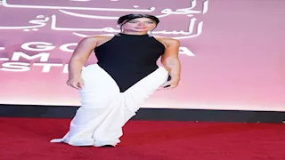كارولين عزمي تخطف الأنظار بفستان "أبيض في أسود" بمهرجان الجونة