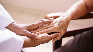 هل يجوز استئجار سيدة لرعاية امرأة مقابل مبلغ مالي؟.. الإفتاء تجيب 