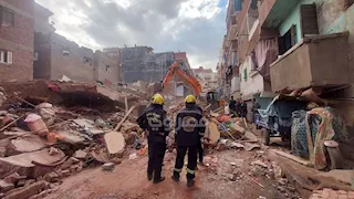 البحث مستمر عن مريم وجنى وحنين تحت أنقاض عقار الإسكندرية -فيديو وصور