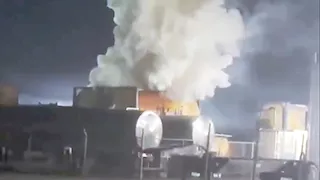انفجار صهريج مواد كيميائية في أمريكا.. إجلاء آلاف السكان وتحذيرات من غازات سامة (فيديو)