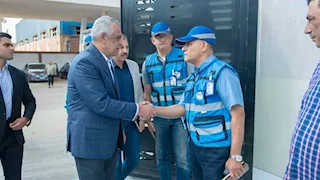 وزير الإنتاج الحربي يتفقد مصانع حلوان ويكافئ فنيًا متميزًا ويوجه برفع معدلات الإنتاج