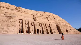 15 صورة ترصد سحر تعامد الشمس على وجه رمسيس الثاني بمعبد أبو سمبل - صور