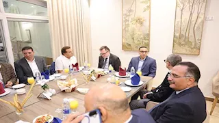 سفير كندا يوثق زيارته لآثار تونا الجبل بالمنيا بصور تذكارية - صور
