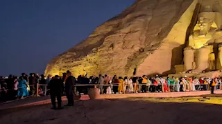 الآلاف يُشاهدون تعامد الشمس على وجه الملك رمسيس الثاني بمعبد أبو سمبل- صور