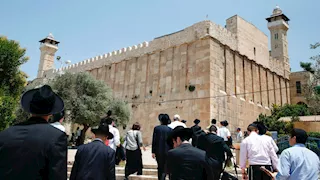 تصعيد إسرائيلي في الخليل.. الاحتلال يُغلق "الحرم الإبراهيمي" ويطرد موظفيه ويمنع الصلاة فيه