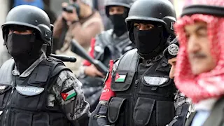 هجوم مسلح "مُفاجئ" يستهدف كنيسة في الأردن.. قتلى و10 مُصابين واستنفار أمني