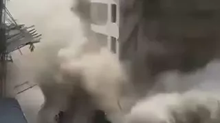 بالفيديو.. انهيار مبنى يتكون من 18 طابقًا في منطقة تجارية بكينيا 