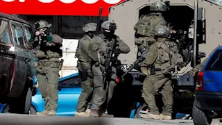 الاحتلال الإسرائيلي يبدأ عملية عسكرية في الخليل ويخلي المنازل 