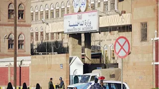 الداخلية اليمنية: الحوثيون استهدفوا مقر خفر السواحل بـ3 صواريخ باليستية