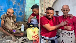فيديو.. يمني يساعد رجلا يقول إنه طبيب مصري مشرد في الحديدة.. ومناشدة للتعرف عليه