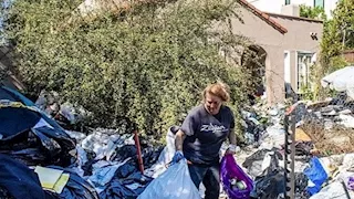 منزل القمامة في لوس أنجلوس يثير الجدل فما حكاية مالكه المسن؟