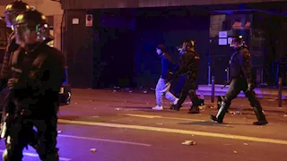 اعتقال 100 شخص في برشلونة بعد أعمال نهب وشغب خلال مسيرة مناهضة للنظام
