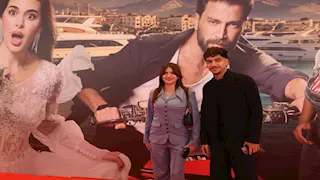 سوزي الأردنية تخطف الأنظار مع خطيبها مونلي في العرض الخاص لفيلم "نصيب".. صور