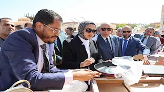 محافظ الوادي الجديد تتابع 4 ملفات خدمية وتسلّم أجهزة لـ 50 عروساً بالداخلة