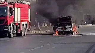 لحظة اشتعال النيران في سيارة ميكروباص أسفل كوبري جريش بالعاشر من رمضان