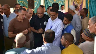 بالصور- محافظ أسوان يتفقد القافلة الطبية المجانية لمجلس الوزراء