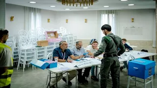 إعلام عبري: إقبال غير مسبوق وإجراءات استثنائية في لجان الانتخابات الإسرائيلية