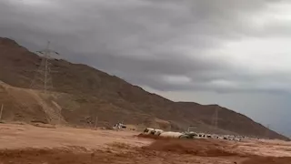 لحظة تدفق السيول الجارفة في وادي وتير بجنوب سيناء