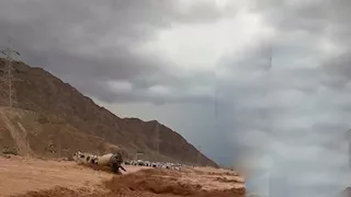 السيول تجرف سيارة بداخلها أشخاص في نويبع جنوب سيناء