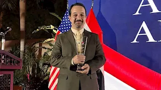 السفارة الأمريكية تكرم أحمد عصمت بجائزة الحريات الرقمية والتربية الإعلامية