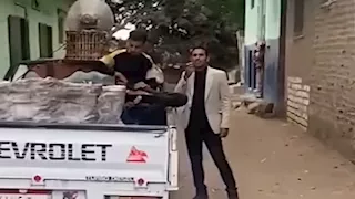 مراقب صحي يستخدم ميكروفون بائع متجول للإعلان عن تطعيمات الأطفال في دركنس