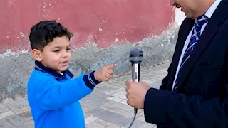 طفل يحاور مدير مدرسته بكفر الشيخ ويوجه له أسئلة شخصية أثناء الطابور الصباحي