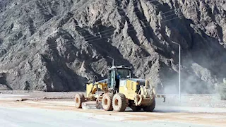 استمرار البحث عن مفقود سيول وادي وتير بنويبع وإزالة الإطماءات (صور)