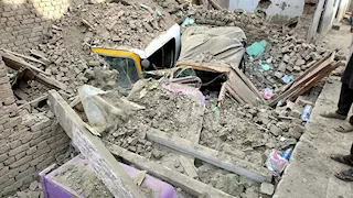 انهيار منزل من 3 طوابق بقرية في المنيا.. وتحطم توك توك أسفل الأنقاض (صور)
