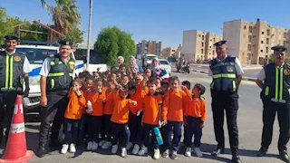 أطفال مدرسة بجنوب سيناء يوزعون وجبات وورودًا على رجال الشرطة وعمال النظافة -صور