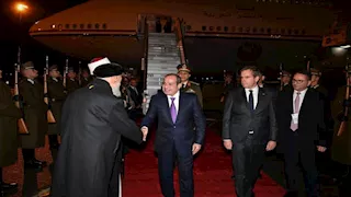 السيسي يصل إلى بودابست في مستهل زيارة رسمية إلى المجر