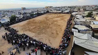 "بين الخيام".. مباراة كرة قدم في خان يونس بفلسطين تخطف الأنظار  (فيديو وصور)