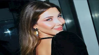 نانسي عجرم تخطف الأنظار بفستان جذاب من المخمل 