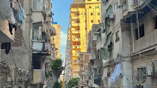 الثاني خلال يومين.. ميل عقار من 13 طابقًا في الإسكندرية وقرار بإخلائه (صور)